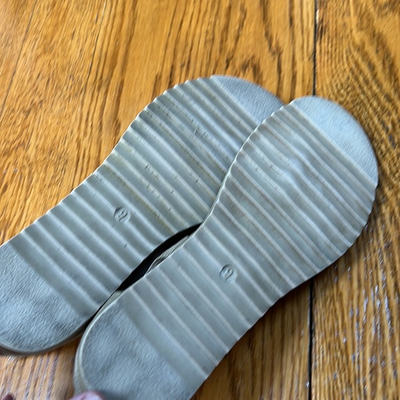 Very G brand canvas sandals. Zip back closure. Khaki color, size 9. - Picture 8 of 9